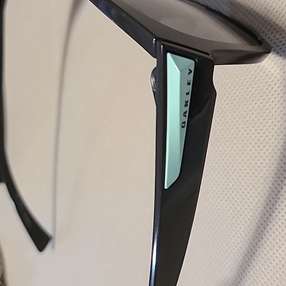 OAKLEY SUNGLASSES - Picture 4 of 11